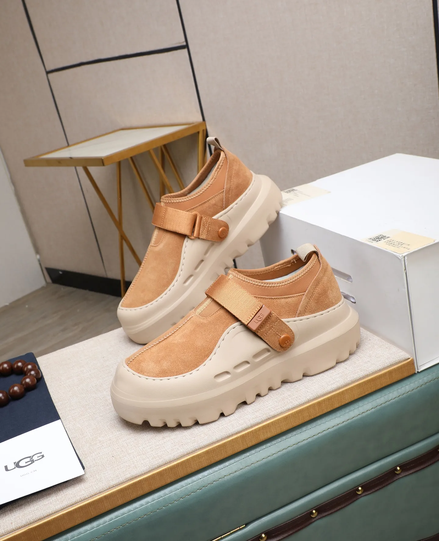 Men's men's shoes 💰580 (full genuine wool lining, 10% off for fake ones) Please note the quality of the original order and compare the thickness of the wool 🏮🏮 Popular UGG from Australia's warm luxury brand men's shoes, the official website is synchronized, Beckham men's style..., made of imported top-layer waxed cowhide, waxed toe cap, Australian real wool velvet lining Carefully sewn...Imported rubber Martin boots outsole (comfortable, soft, wear-resistant) The quality is really great...Exquisite workmanship, you won't be able to put it down at first sight, size 39-44 (customized in 45)